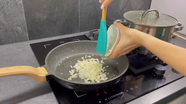 Як приготувати?Рецепт капусняку! Український капусняк з мʼясом і перловою крупою!З квашеної капусти