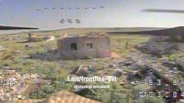 Пара FPV-дронов красиво складывает здание, в котором укрылись хряковояки в селе Спорное на северском
