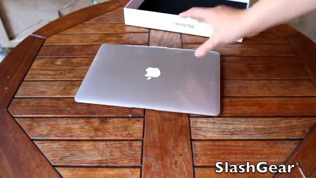 Mở hộp MacBook Air 2011