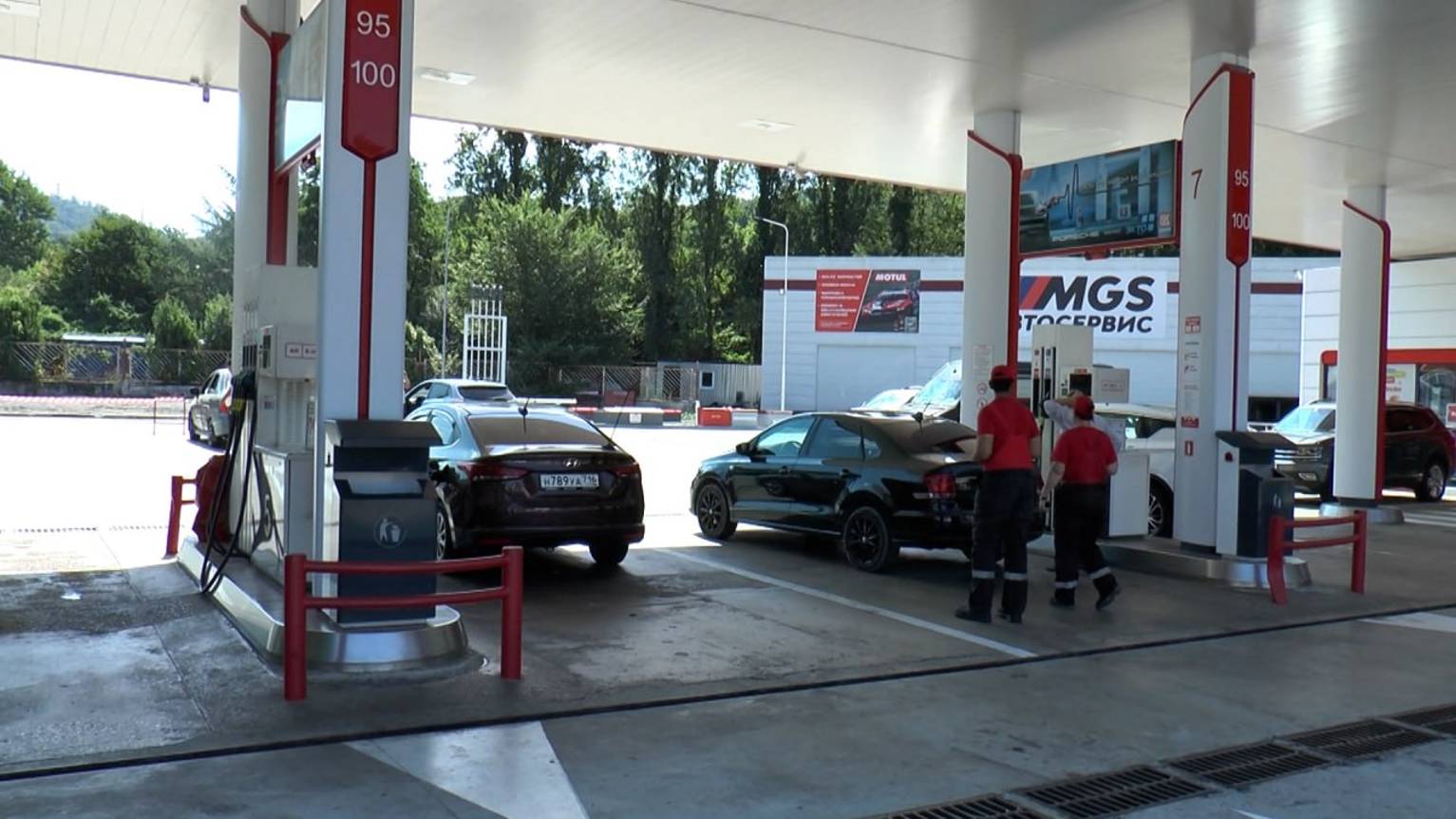 В Сочи водители пожаловались на дефицит бензина на автозаправках курорта