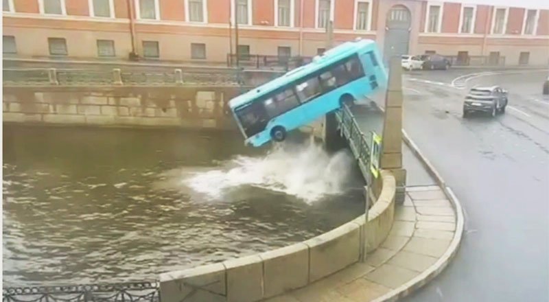 Момент падения пассажирского автобуса в реку в Петербурге