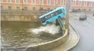 Момент падения автобуса в реку в Петербурге