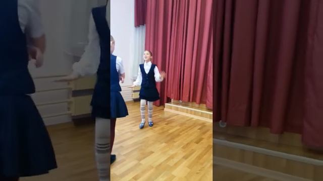 Девочка танцует! Скрытая камера!