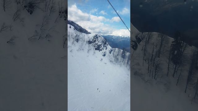 В горах Сочи на подъёмнике горнолыжного курорта Красная поляна