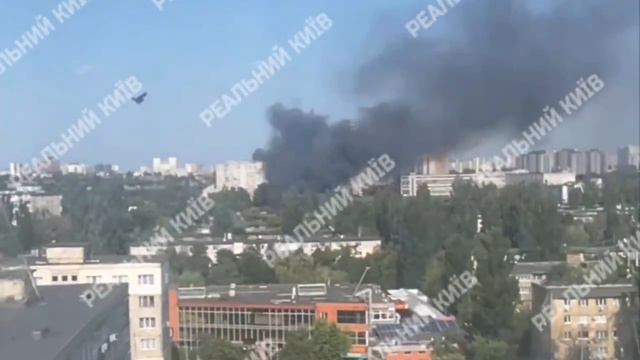 ‼️🇺🇦🔥 В Киеве мощно "взорвался мусор", большой столб черного дыма !!!
