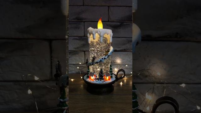 Новогодний светильник в форме свечи с сюжетом «Пряники на горке» музыкальный с гелем и блестками