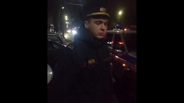 #МЕНТ В ШТАТСКОМ БЬЕТ В ОБЛАСТЬ ПЕЧЕНИ ПОСЕТИТЕЛЯ МАГАЗИНА...