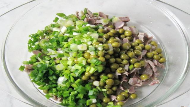 Салат с куриными желудками и зеленым горошком