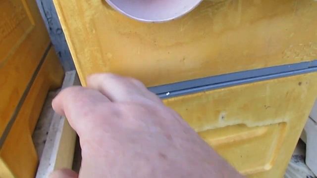 23.04.2023 - расширяю зимовалый отводок в 6 рамочном улье и ставлю проставочное дно для утепления