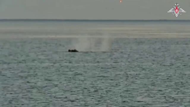Кадры уничтожения безэкипажных катеров ВМСУ в акватории Чёрного моря патрульными катерами и вертолет