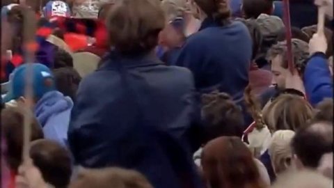 Todd Viney roves the pack to get the Demons 3rd goal for the day - Melbourne - 1993 Rd 12 - AFL