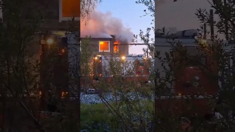 В Боровичах Новгородской области загорелся двухэтажный жилой дом