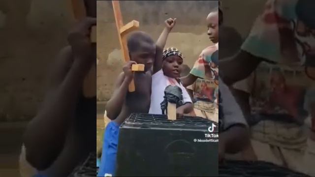 Африканские дети играют в Америку. Трамписты.