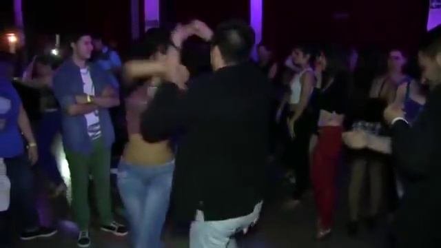Cuando una mujer latina baila como una Diosa y todos quieren bailar con ella