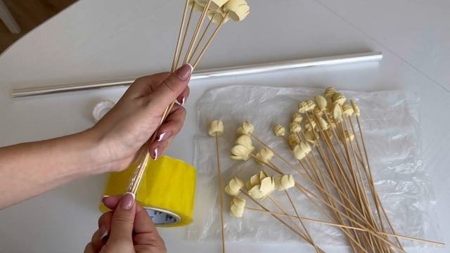 Извлекаем шоколадные цветы из формы сборка букета