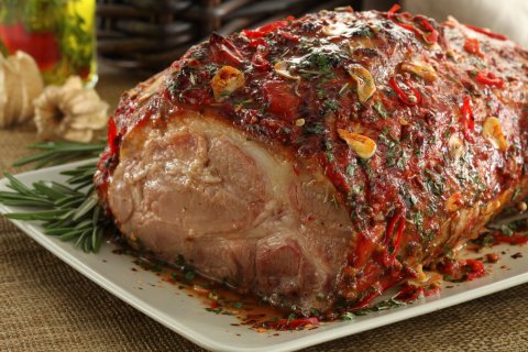Свинина запеченная в духовке_Как вкусно запечь мясо в духовке_Что приготовить на праздничный стол