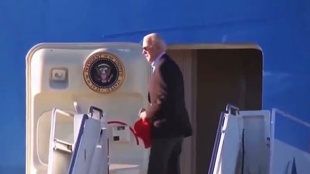 Байден не расстается с кепкой Трампа