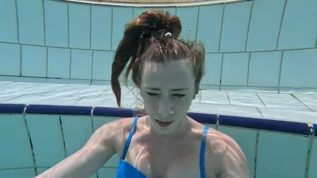 Девушка в бассейне