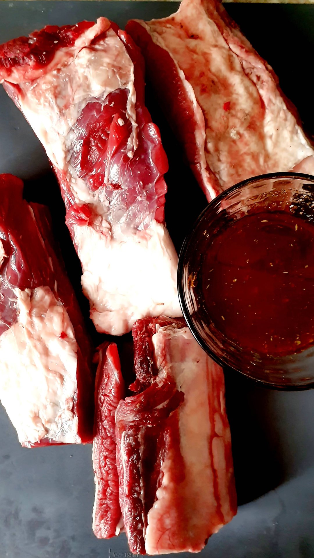 Говяжьи ребрышки в маринаде из соуса "Сацибели".