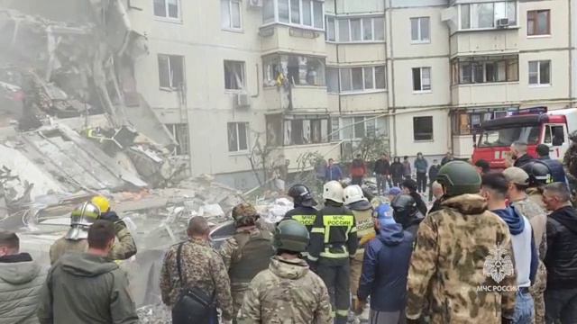 Спасатели продолжают искать выживших на месте трагедии в Белгороде.
