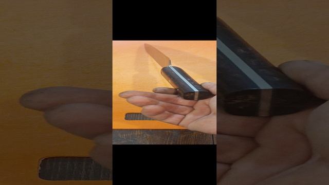 Кухонный нож со сложной геометрией.
