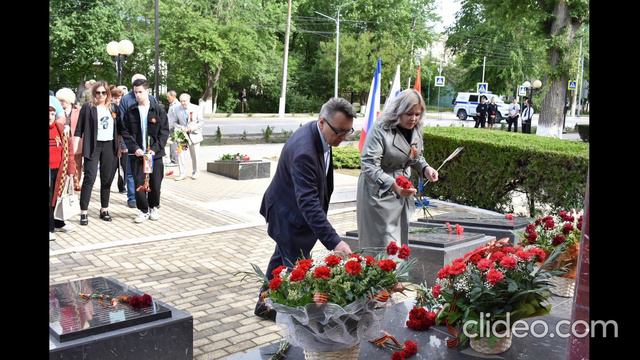 Возложение цветов на Братской могиле советских воинов ко Дню Победы