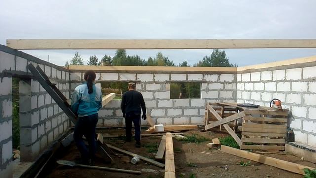 Стройка! Устанавливаем эамурлат! Высотные работы с брусом 150 на 150! Многодетная семья в селе!