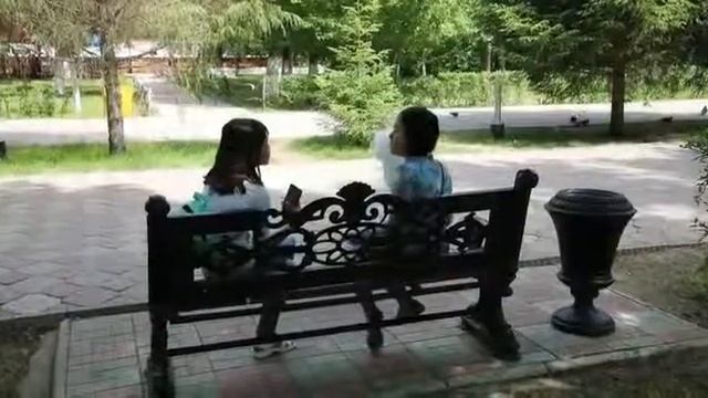 Самая большая шоколадка! Разговор в парке.