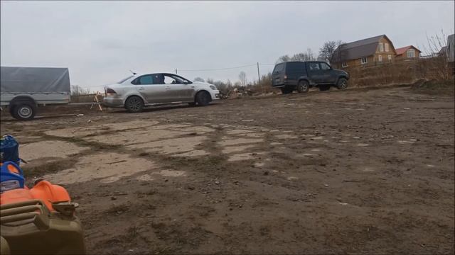 Как правильно ставить автомобиль на склоне у реки.