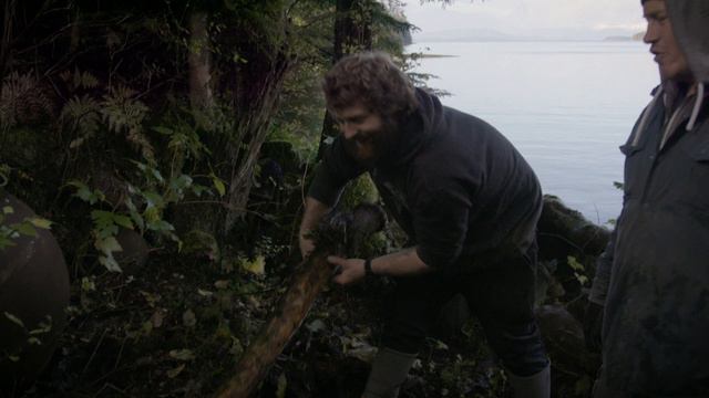 Непокорный остров 8 сезон 13 серия «Охотница и новичок» (документальный сериал, 2023)