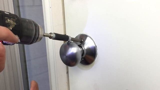 How To Fix A Loose Door Handle : DIY LIFE HACK