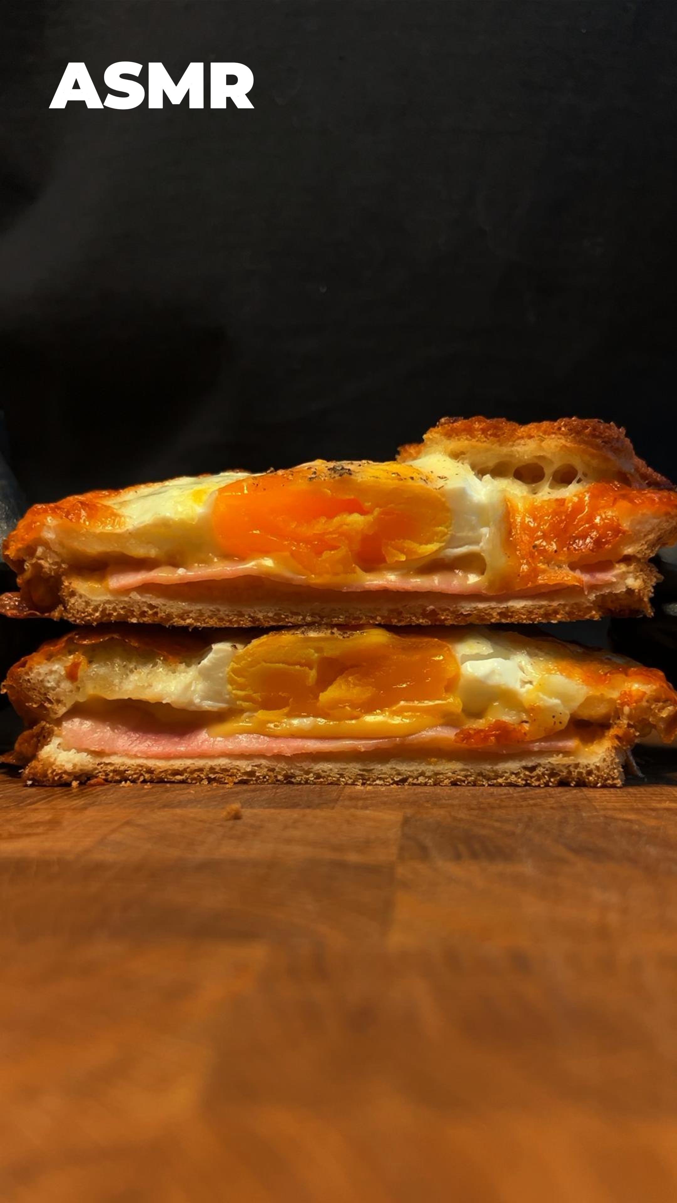 Сэндвич с яйцом, моцареллой и чесночным маслом #shorts