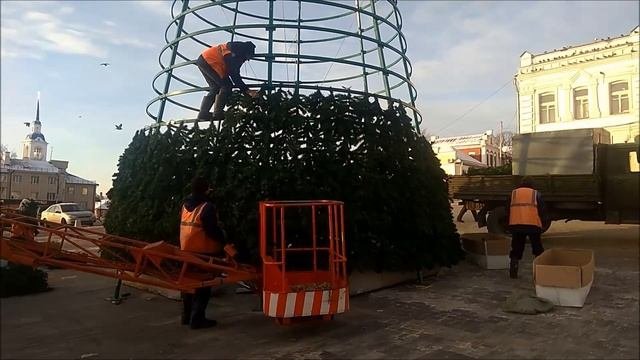 В Кинешме продолжается сборка главной Новогодней ёлки