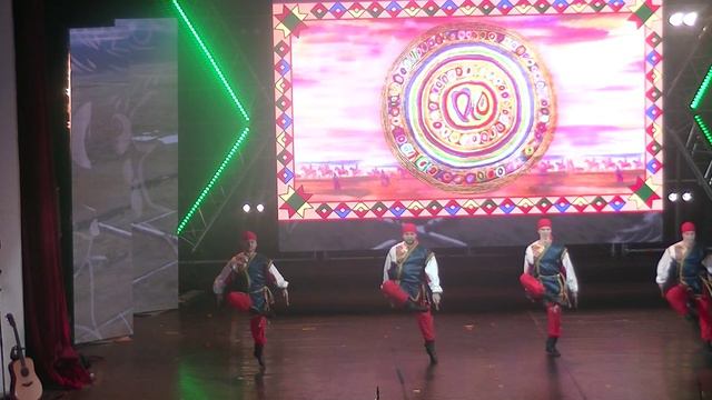 Танец "Некрасовских казаков" исполняет ансамбль " Волжские казаки".