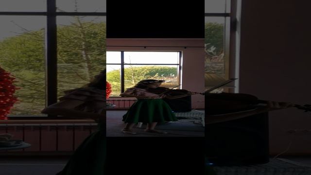 На качелях