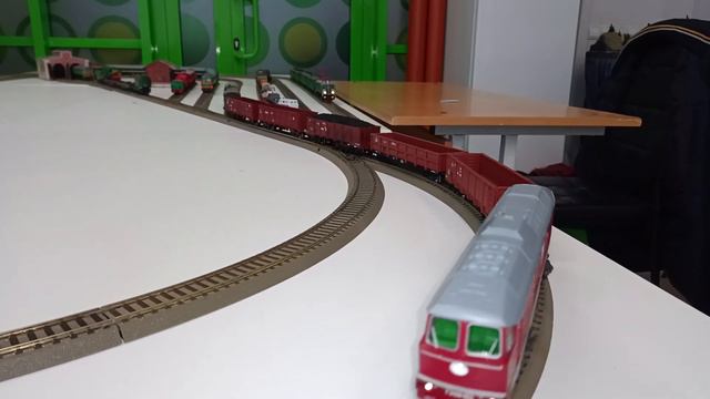 Тэ109  piko sound DCC. 1/87  с грузовым поездом выходит со станции . свджд 3.01.2023