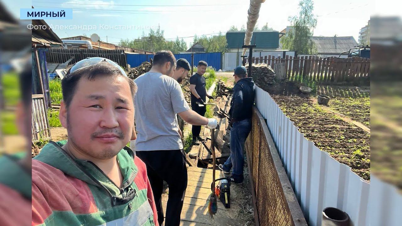 АЛРОСА рядом: сотрудники ВГРЭ спасли огород Почётной жительницы Мирного