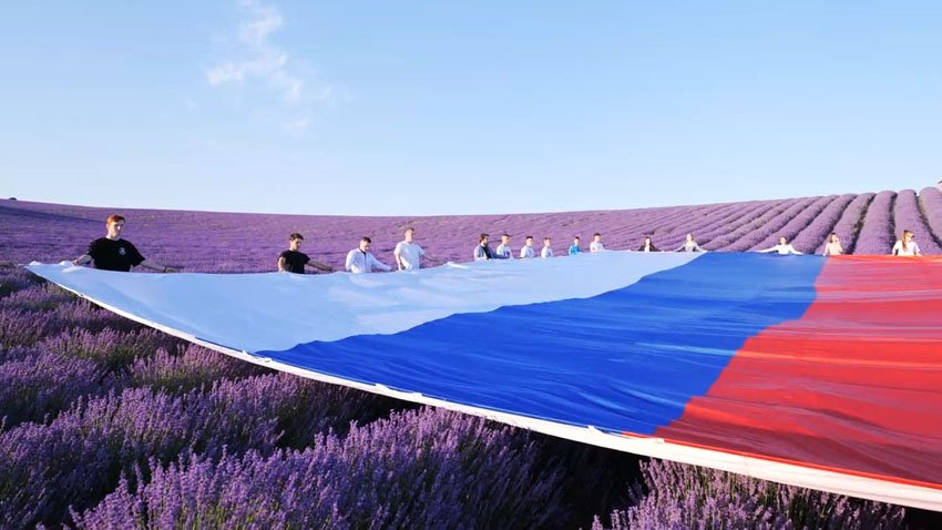 Крымская молодежь развернула флаг России на лавандовых полях