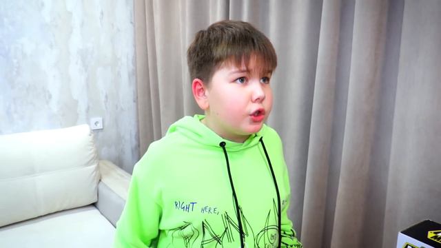 Рома и Папа Убегают от ГИГАНТСКОГО ПАУКА в Реальной Жизни