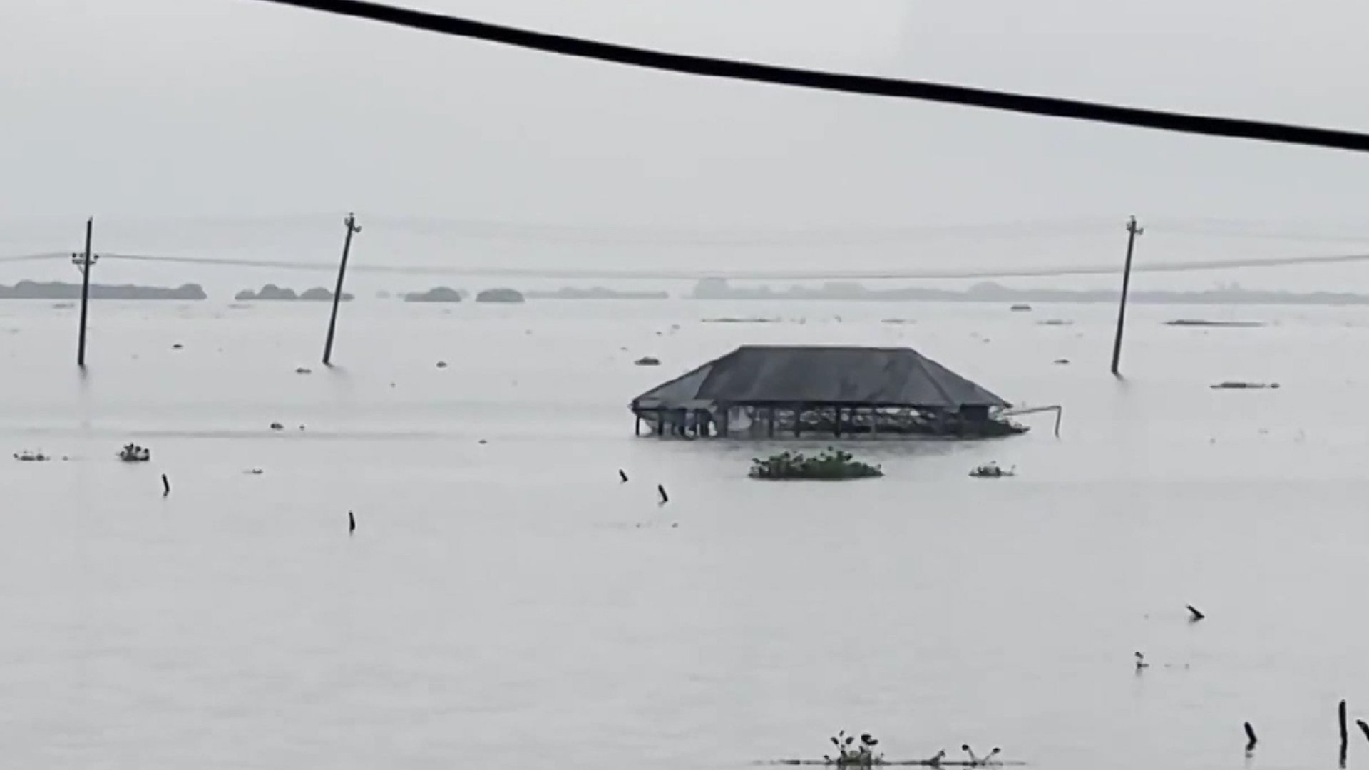 Бангладеш ушел под воду за пару часов из-за стихийных ливней и оползней