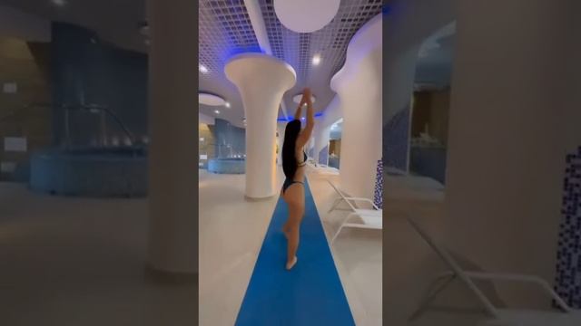 Настя Жемчугова хвастается фигурой
