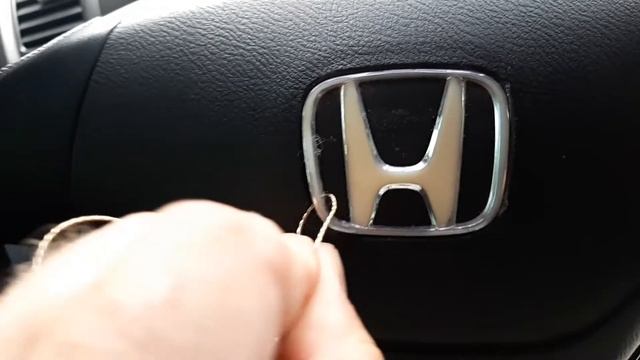 Демонтируем значок Honda на руле Honda cr-v.