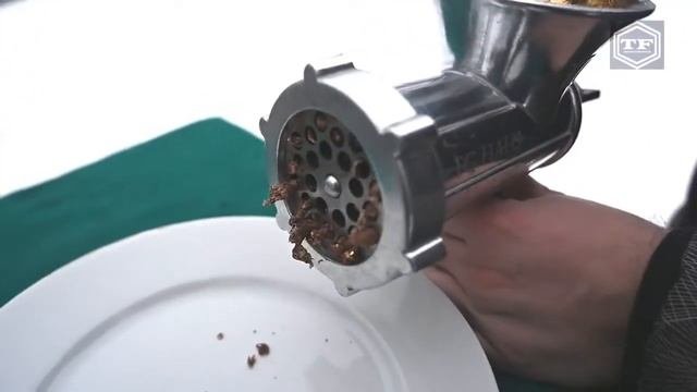 Конфеты Ferrero Rocher против мясорубки