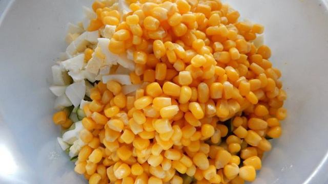 Салат с крабовым мясом, сыром и кукурузой