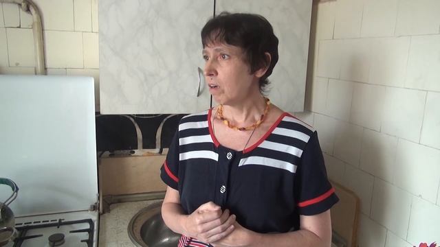 Аутичный ребенок моет посуду. Аутичная девушка моет посуду