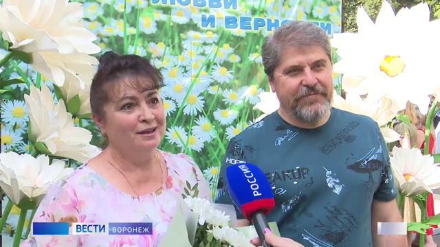 В Воронеже наградили супругов-юбиляров и многодетных родителей 080724