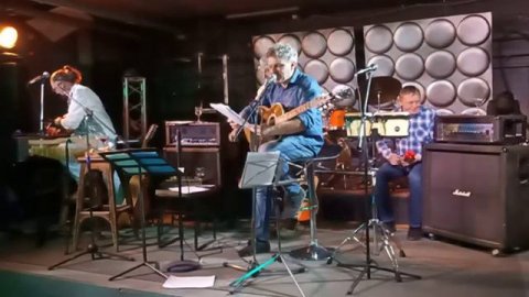 Музыкально-поэтический перформанс "РокСтихоЛёт" в рок клубе в Новосибирске арт проект Цоколь