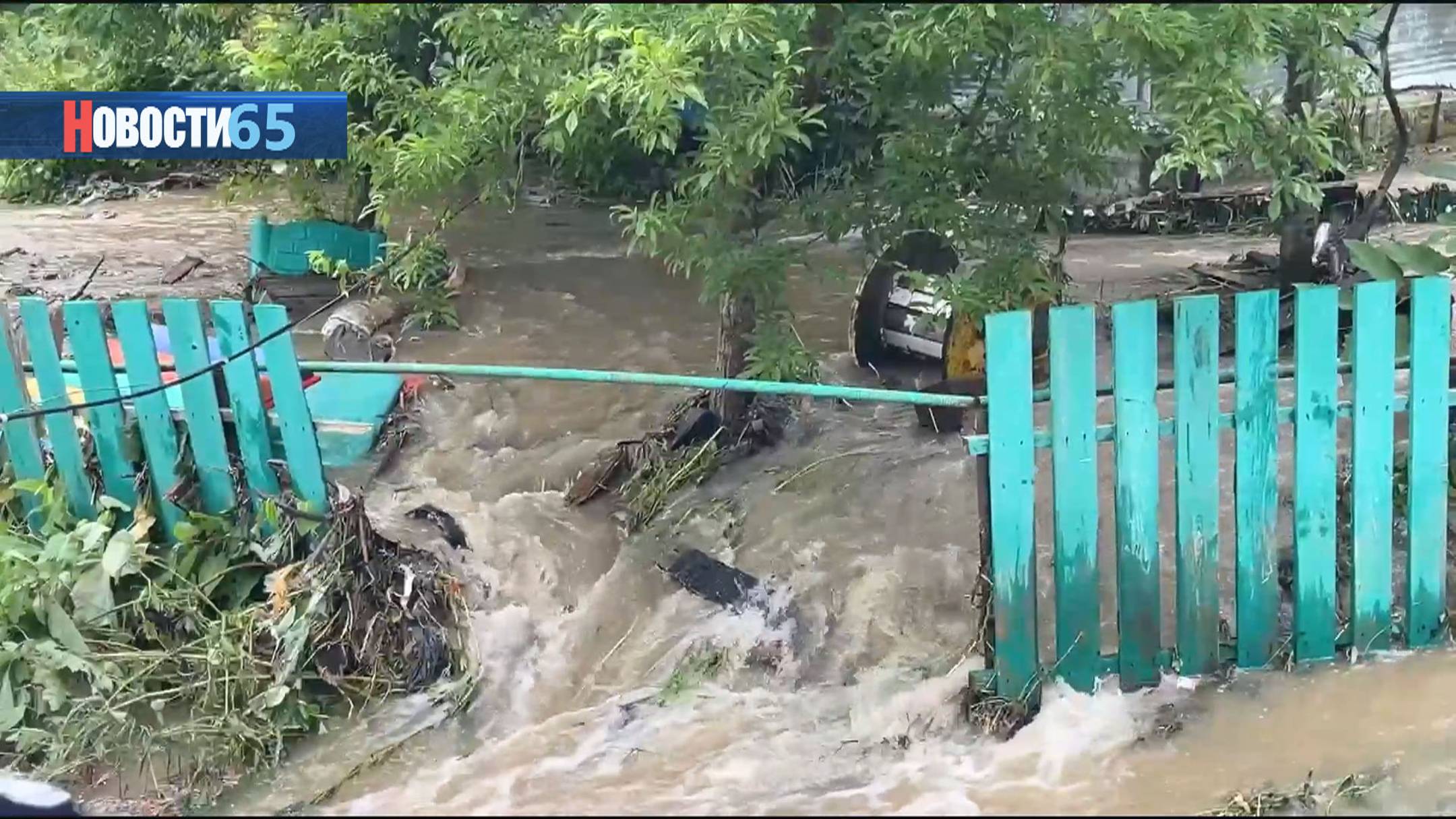 Улицы затопило водой и грязью. На Невельск обрушился мощный циклон