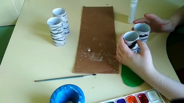 Подставка для карандашей из втулок от туалетной бумаги