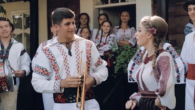 ? FETELE DIN BOTOȘANI  -  AȘA-S MOLDOVENCELE